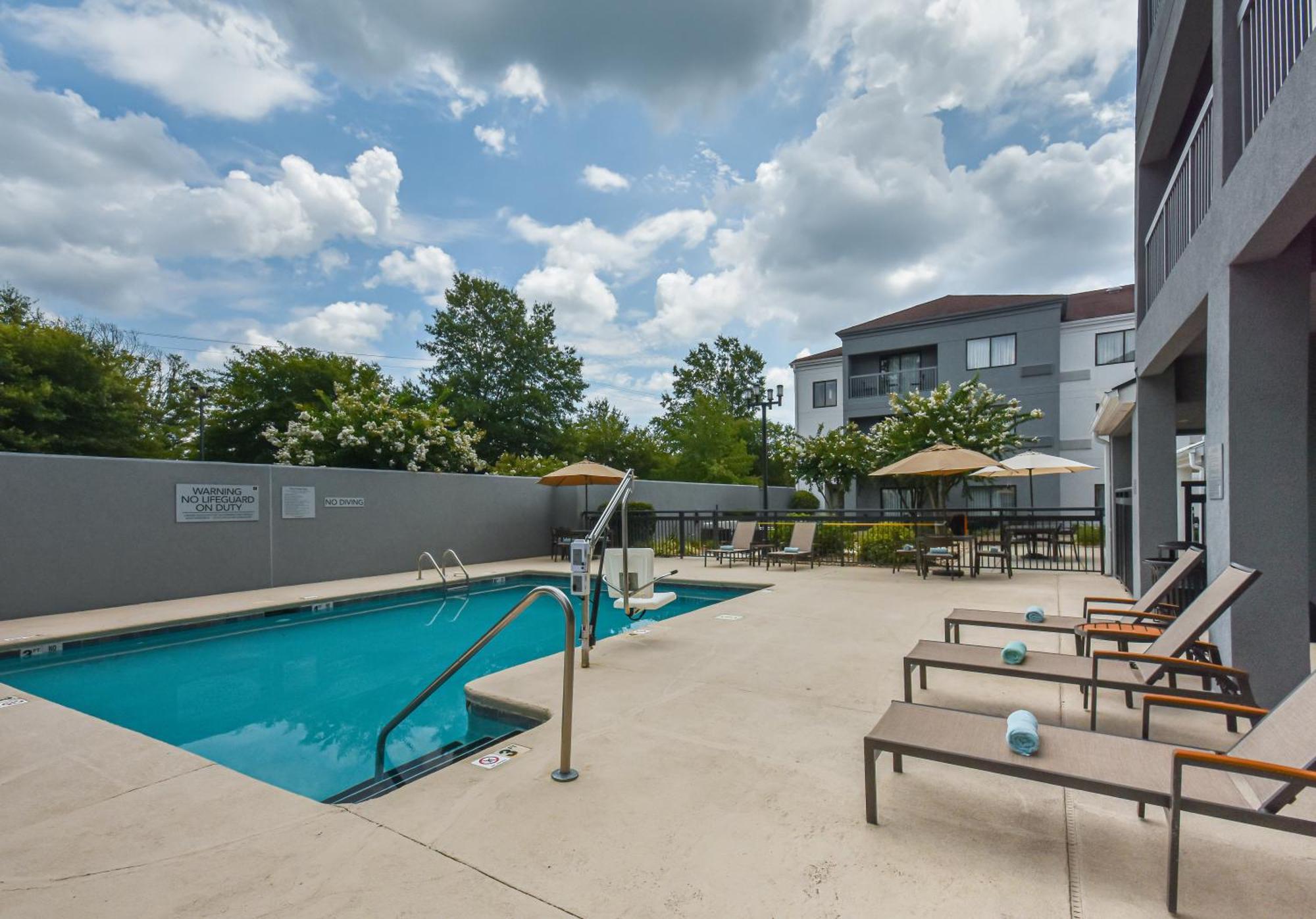 Courtyard By Marriott Charlotte Matthews Hotel Exterior foto