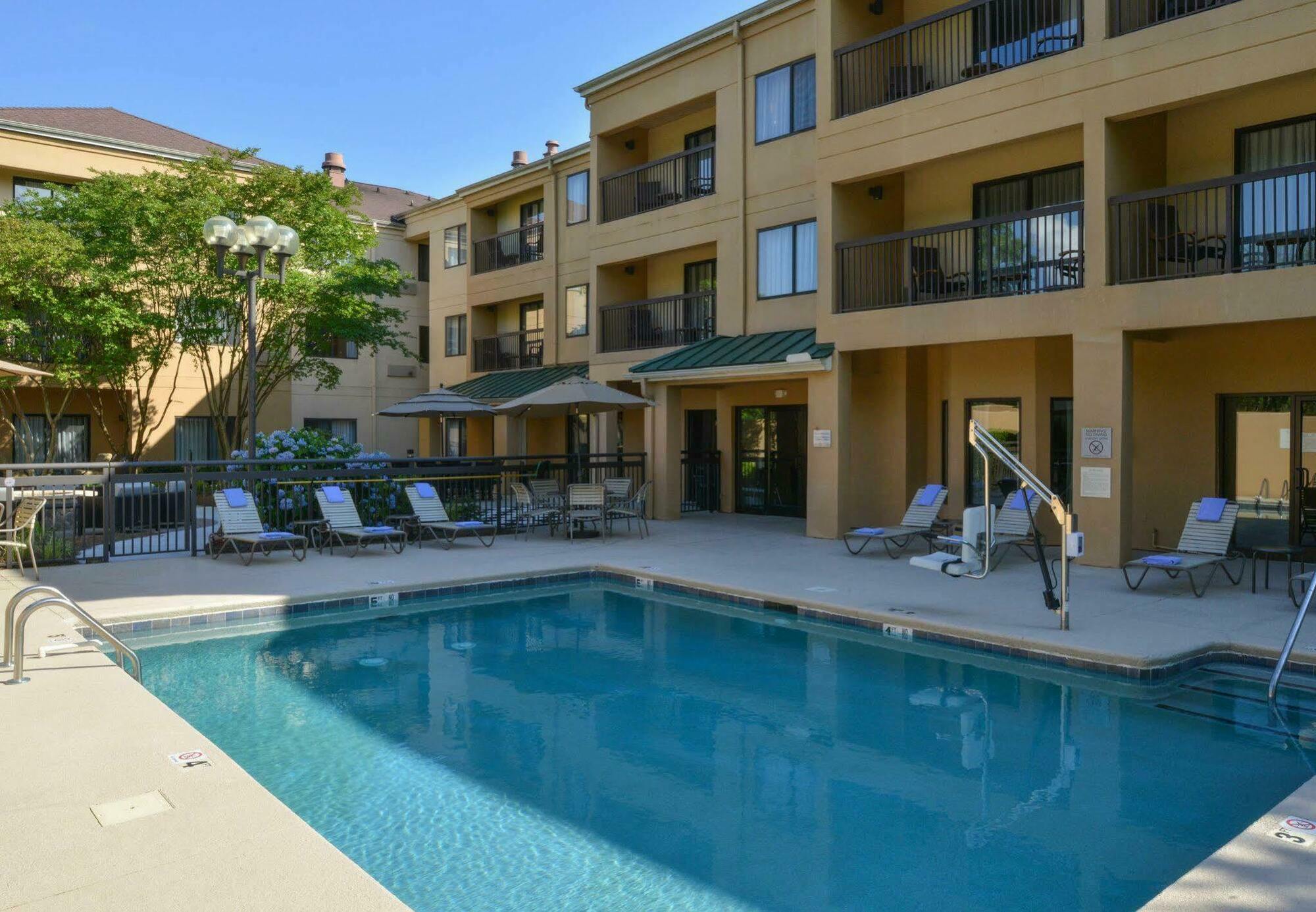 Courtyard By Marriott Charlotte Matthews Hotel Exterior foto